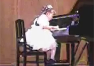 Bé Aimi Kobayashi chơi đàn Piano
